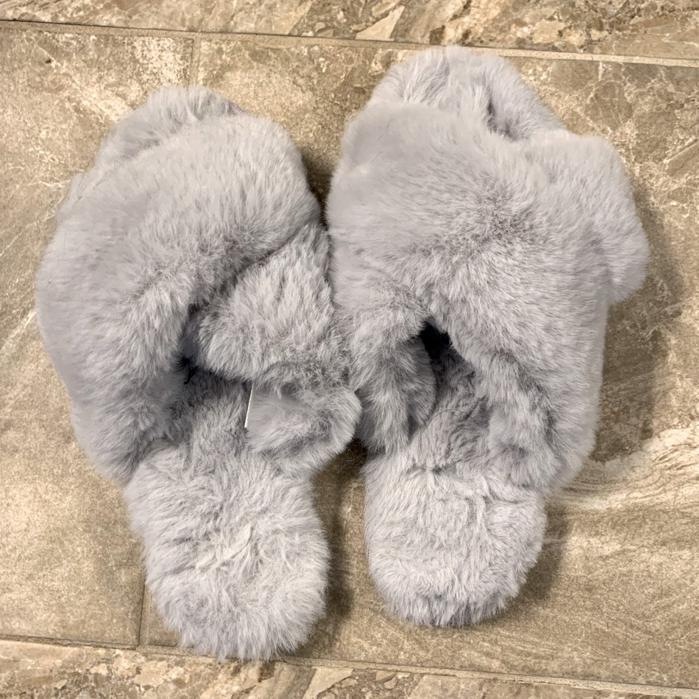 Lauren Conrad fuzzy slippers in purple sz 7/8
